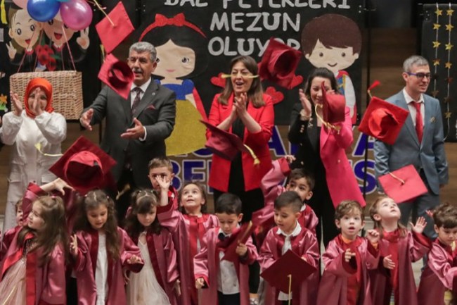 Kütahya'da minik öğrenciler kep fırlattı!