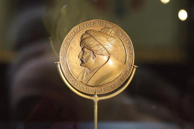 Fatih'in madalyonu evinde sergileniyor