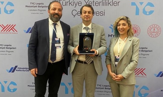 Rektör Yardımcısı Kutoğlu, TYÇ Logosu Lansmanında Anı Plaketi aldı