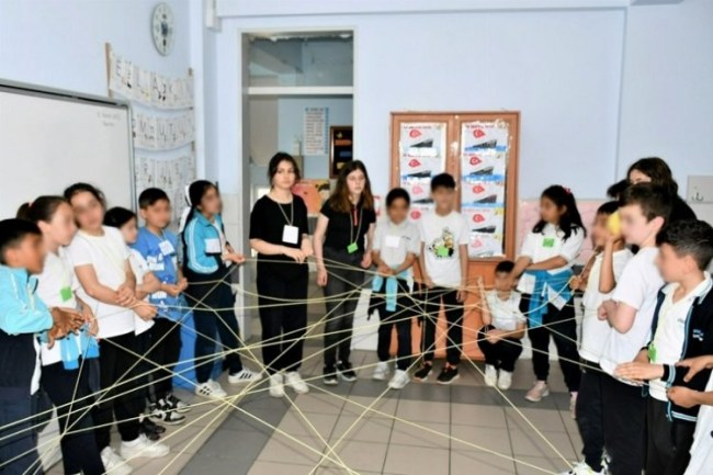 Gönüllülerden "çocuk hakları" çalışması