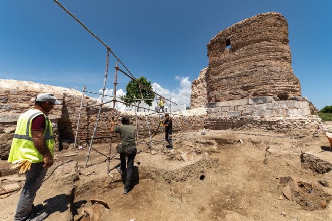 Tarihi surlarda 'mezarlık' gizemi!