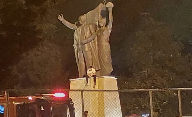 Kdz.Ereğli’de Atatürk büstüne çıkan genci itfaiye kurtardı
