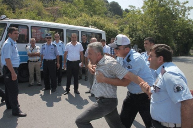 Diktatör yine sahnede!..