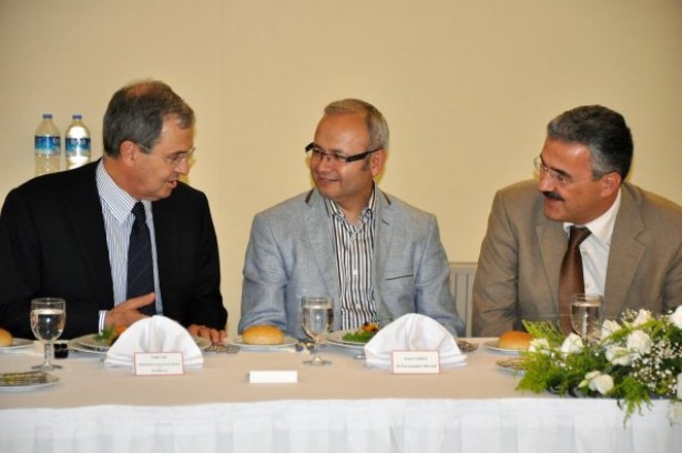 Vali Ayyıldız'a veda yemeği..