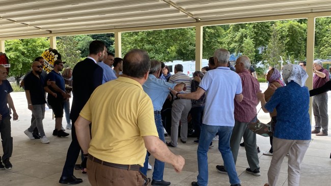 Cenazede akrabalar tekme tokat kavga etti