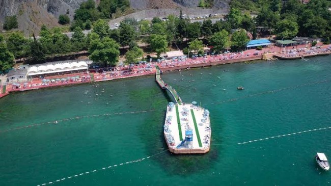 Denizde kalp krizi geçirdi