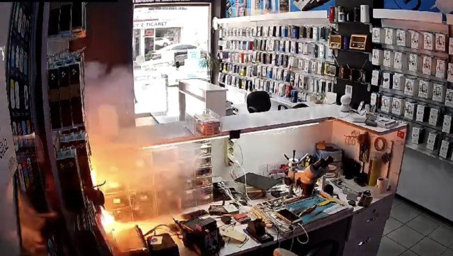 Telefon bataryası bomba gibi patladı
