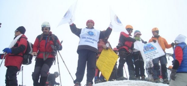 Madenci Ağrı dağının zirvesinde