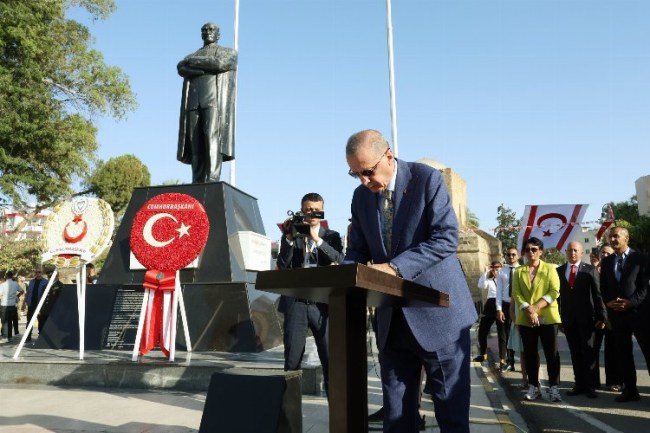 Cumhurbaşkanı Erdoğan, Lefkoşa'daki Atatürk Anıtı‘nı ziyaret etti