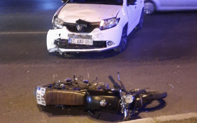 Motorsiklet araç ile kafa kafaya çarpıştı