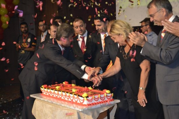 Gecede şampiyonluk kupaları sergilendi..