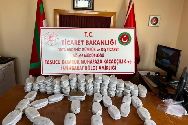 Taşucu Limanı'nda eş zamanlı uyuşturucu operasyon