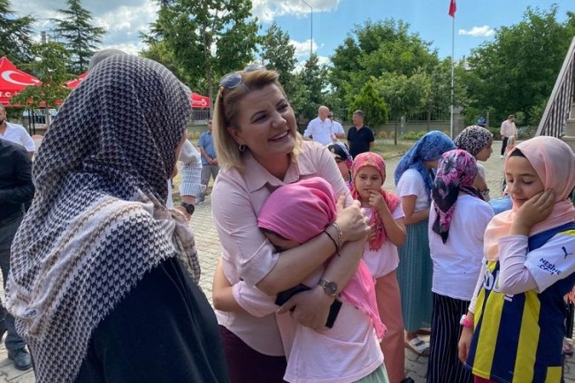 Kur'an kursiyeri çocuklardan Başkan Hürriyet'e büyük sevgi