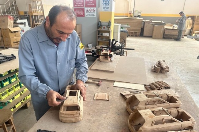KOMEK Togg'un ahşap oyuncağını üretiyor