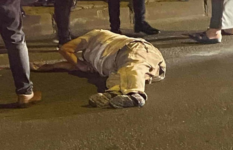 Kepez yolayrımında motor yayaya çarptı