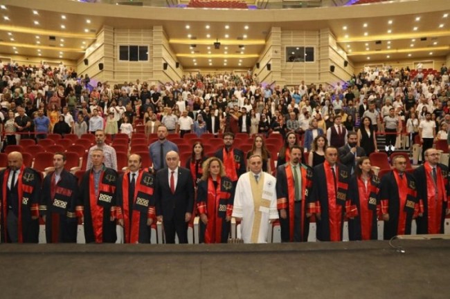 ERÜ Hukuk Fakültesi'nde mezuniyet sevinci