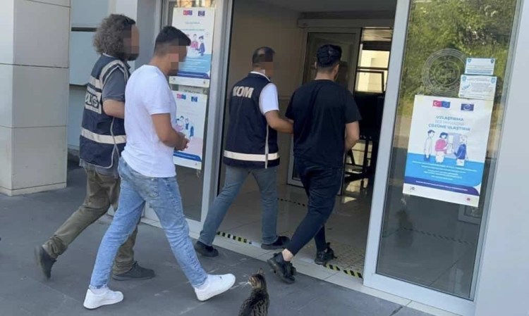 APP plaka ticaretine 3 gözaltı