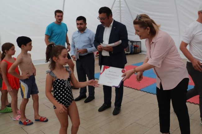 İzmit'in minik yüzücüleri sertifikalandı