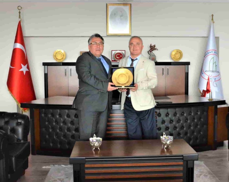 Emekli olan personel Rektör Özölçer’i ziyaret etti