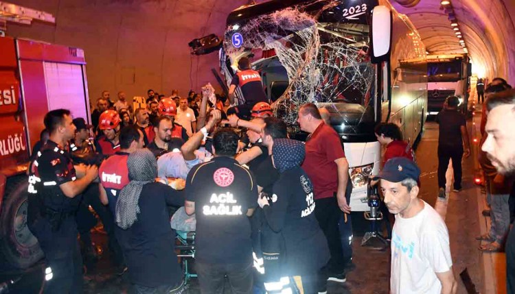 Alaplı tünellerinde trafik kazası: 4 yaralı
