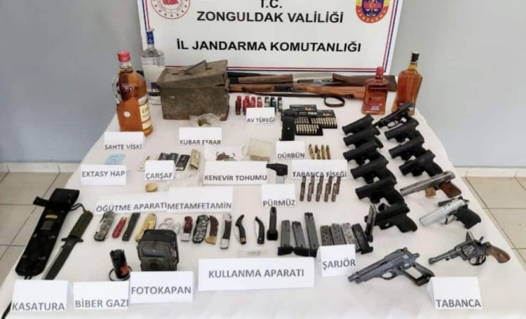 Devrek’te baskın yapılan evden 11 adet silah çıktı