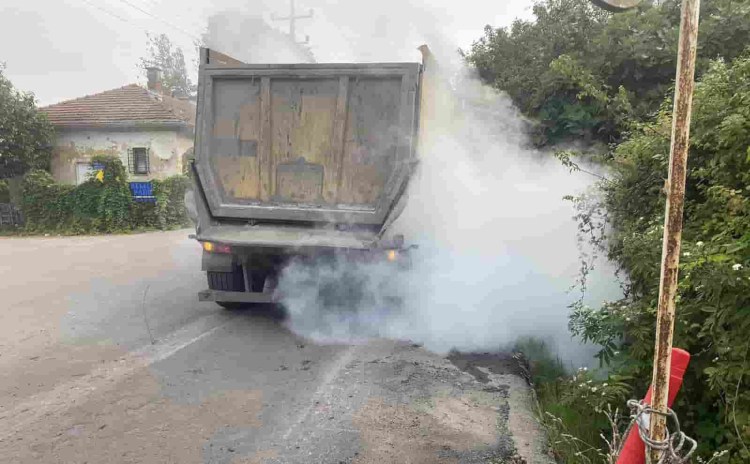 Lastiği patlayan tır mahalleyi ayağa kaldırdı