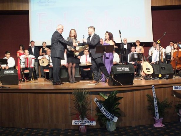 Posbıyık'a tepki gösteren kalabalık salonu terk etti.