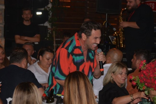 Metin Arolat'tan seyircilerin arasında konser