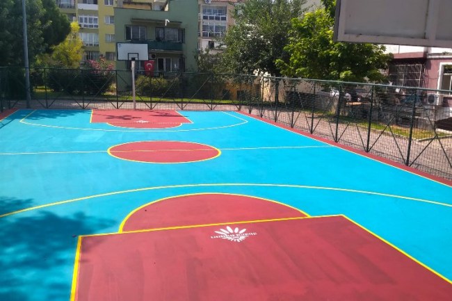 Karabağlar'ın parkları renkleniyor