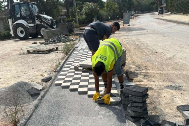 Kocaeli'de kaldırımlara mineral parke