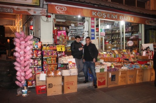 Büfeci iki kardeş bıçaklandı!..