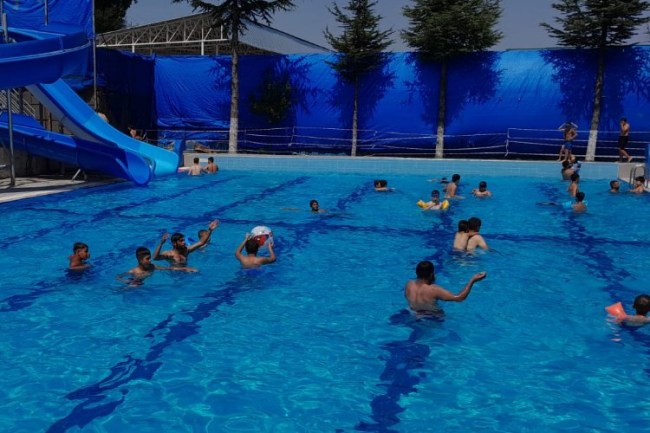 Pazaryeri'nde sıcaktan bunalanlar havuzda serinledi