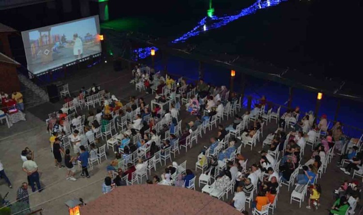 Gülüç'te açık hava sineması keyfi