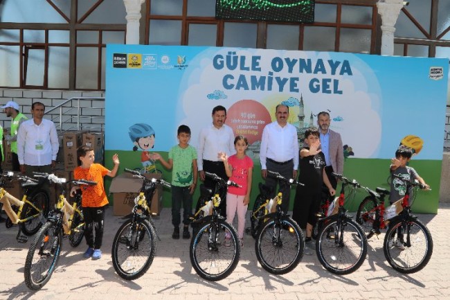 Konya'da 'güle oynaya camiye gel'diler