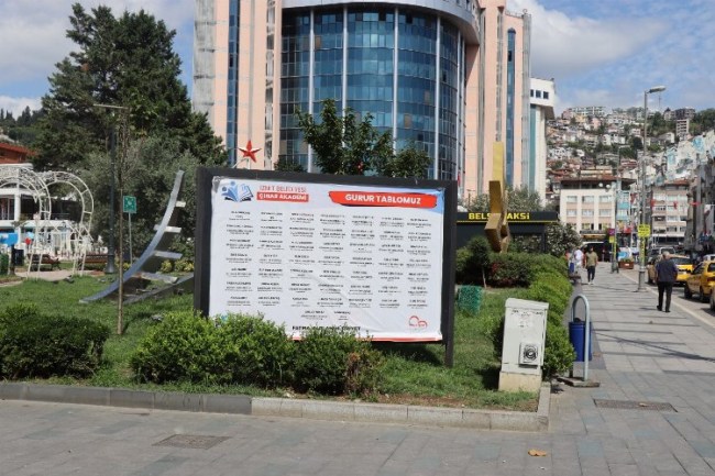 İzmit'in billboardları Çınar'ın gurur tablosu ile süslendi