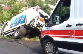 Çöp toplama aracı bankete uçtu