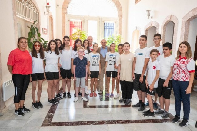 Milli takım sporcuları Başkan Soyer'i ziyaret etti