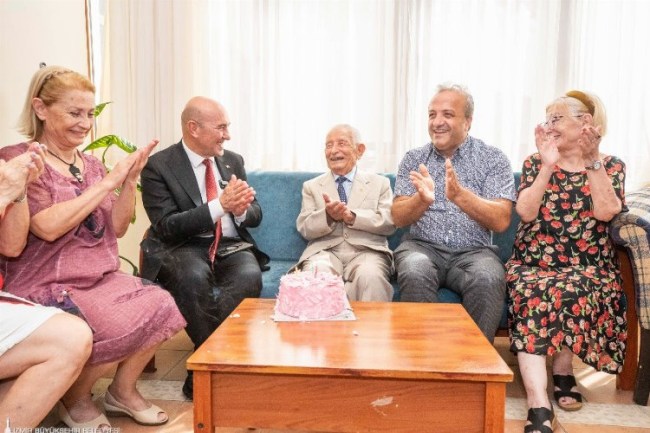 Başkan Soyer asırlık çınar İsmail İnceboy'u ziyaret etti