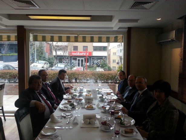 Yemekte bir araya geldiler!..