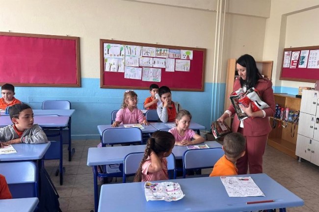 Pazaryeri'de yeni öğrencilerin ilk hediyesi Başkan Tekin'den