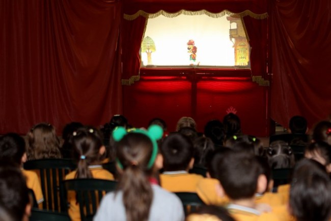 ‘Karagöz Göklerde' oyununu Karapürçek'te sahnelendi