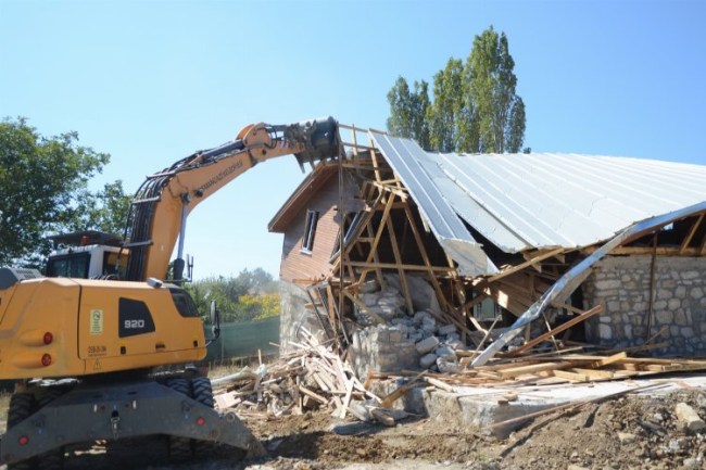 Uludağ'ı kaçak yapılardan temizleyen yıkım