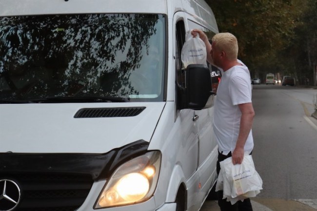 İzmit'te servis bekleyen emekçilerin yüzleri güldü