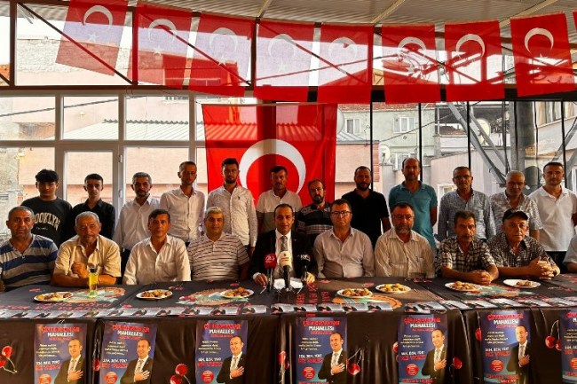 Adaylık açıklamasını meşaleli şova dönüştürdü! Muhtar adayından müthiş projeler