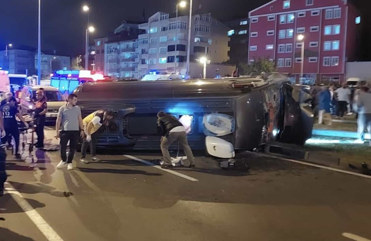 Kepez’de kaza… Servis aracı yan yattı