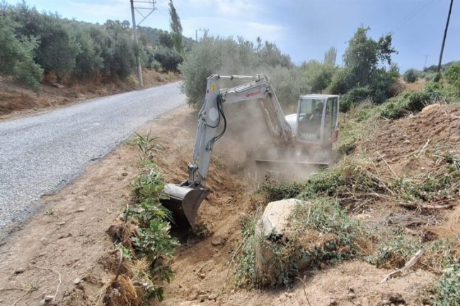 Manisa'da olası taşkınlara karşı temizliklere devam