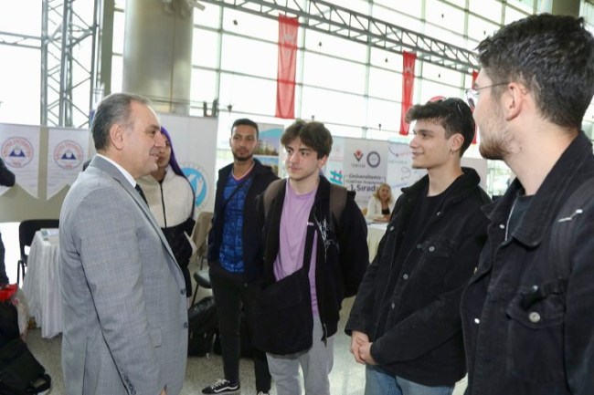 Rektör Altun, ERÜ'nün yeni öğrencilerini karşıladı
