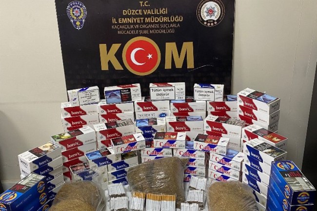 Düzce'de pazar tezgahındaki kaçak sigaralara el konuldu