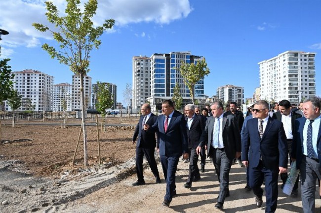 Gençlik ve Spor Bakanı Bak'tan 100. Yıl Parkı'na yakın mercek