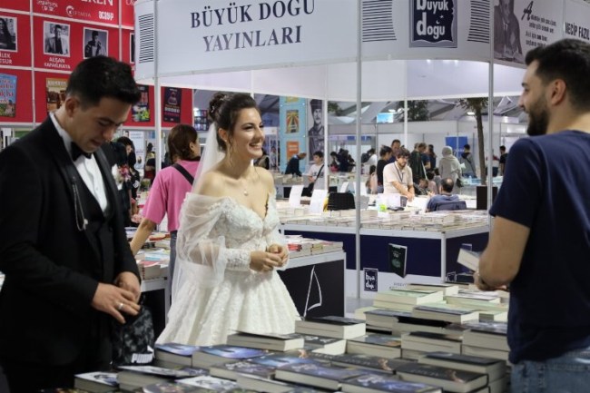 Kitap Fuarı'nda gelin damat sürprizi
